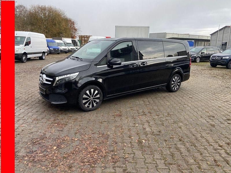 Schwarz Gebraucht 2023 Mercedes V220 Avantgarde Van / Kleinbus | 51.051 € - Bild 1/4