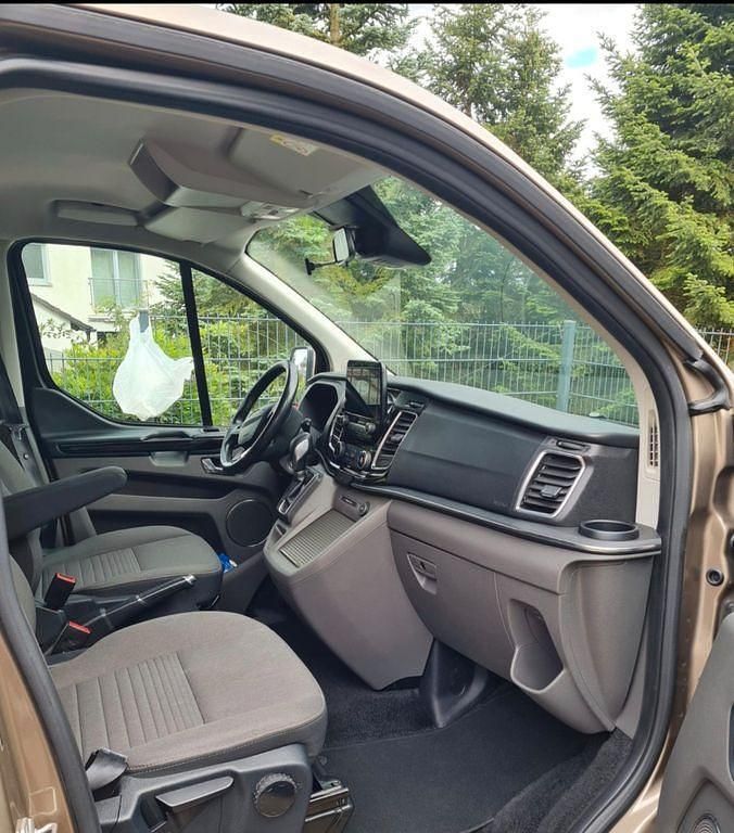 Gebraucht Ford Tourneo 131 PS (96 kW) 2018 Gold Van / Kleinbus