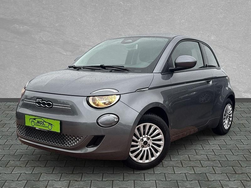 Mineral grau (met.lack.) Gebraucht 2022 Fiat 500e Action Kleinwagen | 13.980 € (Fairer Preis) - Bild 1/4