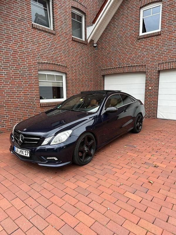 Gebraucht Mercedes E350 AMG 231 PS (169 kW) 2009 Blau Coupé
