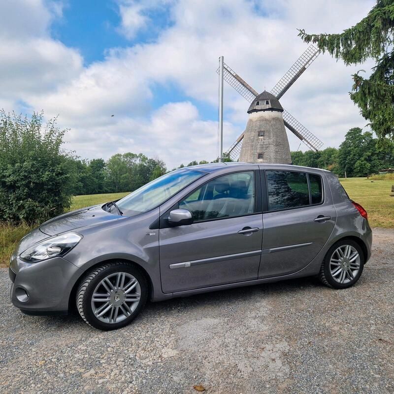 Grau Gebraucht 2012 Renault Clio IV Night&Day Kleinwagen | 4.500 € - Bild 1/4