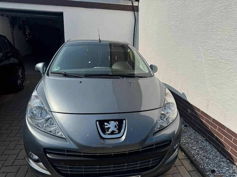 Grau Gebraucht 2010 Peugeot 207 CC Cabrio | 3.300 € (Fairer Preis) - Bild 1/4