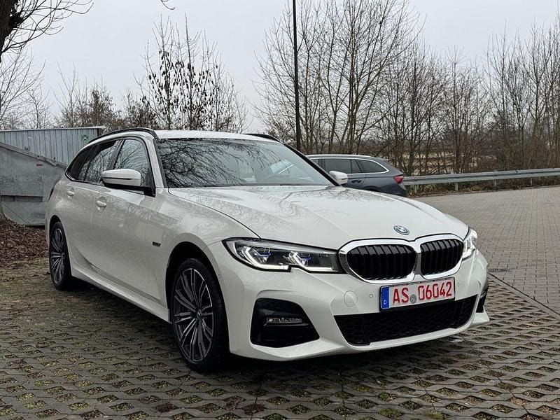 Weiß Gebraucht 2021 BMW 330e M Sport Limousine | 22.950 € (Guter Preis) - Bild 1/4