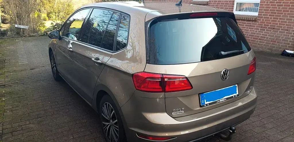 Gebraucht VW Golf Sportsvan Allstar 150 PS (110 kW) 2017 Gold Van / Kleinbus