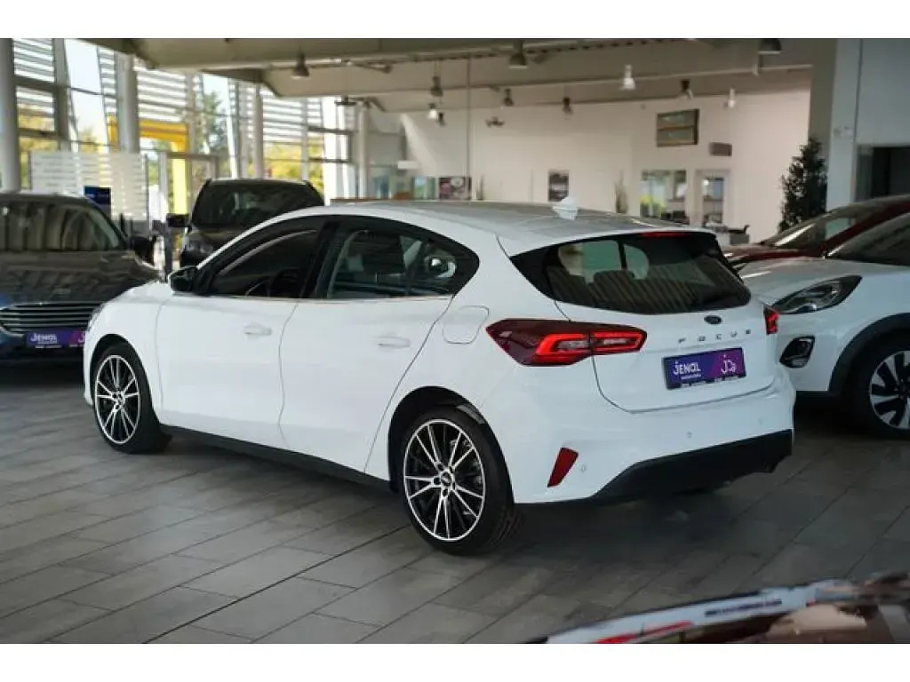 Gebraucht Ford Focus Titanium 125 PS (91 kW) 2022 Frozen white Limousine