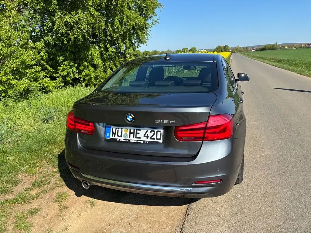 Gebraucht BMW 318 Advantage 150 PS (110 kW) 2017 Silber Limousine
