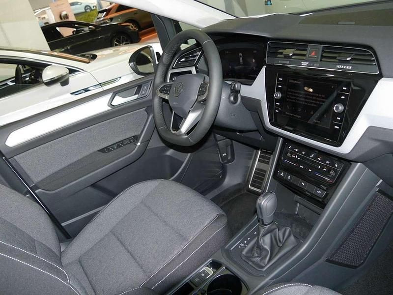 Gebraucht VW Touran Move 150 PS (110 kW) 2024 Weiß Van / Kleinbus
