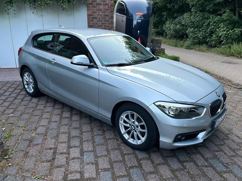 Silber Gebraucht 2017 BMW 118 Kleinwagen | 10.000 € (Guter Preis) - Bild 1/4