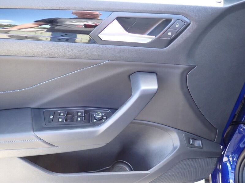 Gebraucht VW T-Roc Beats 300 PS (220 kW) 2023 Lapiz blue metallic SUV