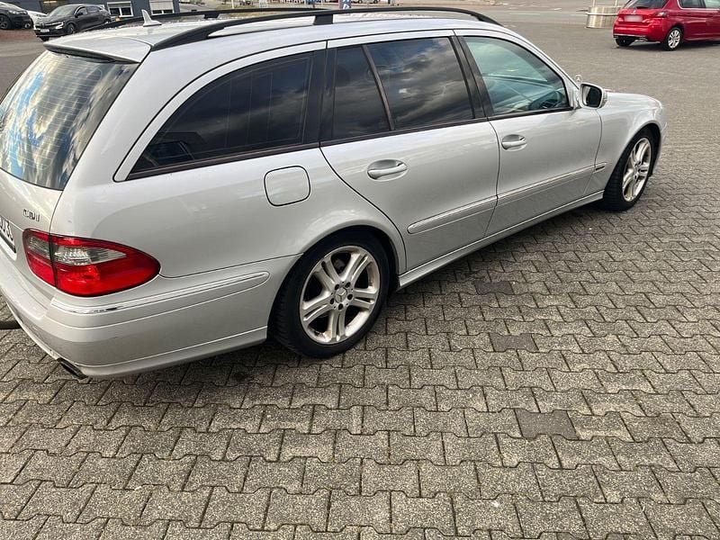 Gebraucht Mercedes E320 Avantgarde 224 PS (164 kW) 2009 Silber Kombi