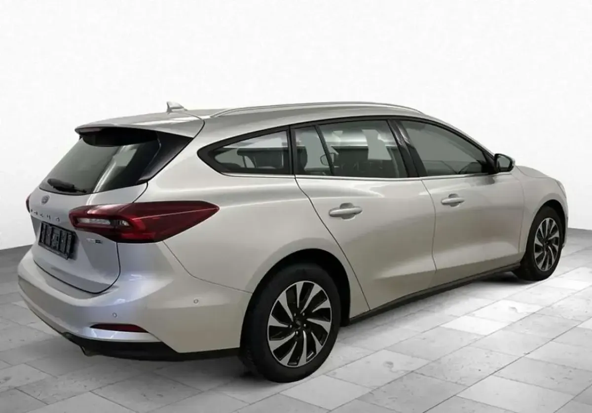 Gebraucht Ford Focus Titanium 125 PS (91 kW) 2023 Moondust silber metallic Kombi