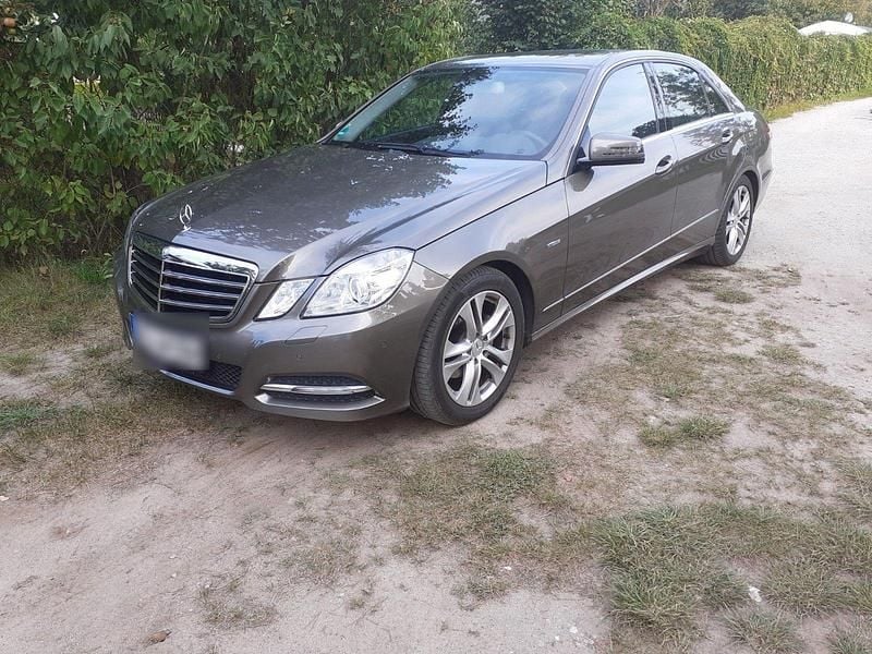 Braun Gebraucht 2011 Mercedes E200 Avantgarde Limousine | 12.000 € (Guter Preis) - Bild 1/4