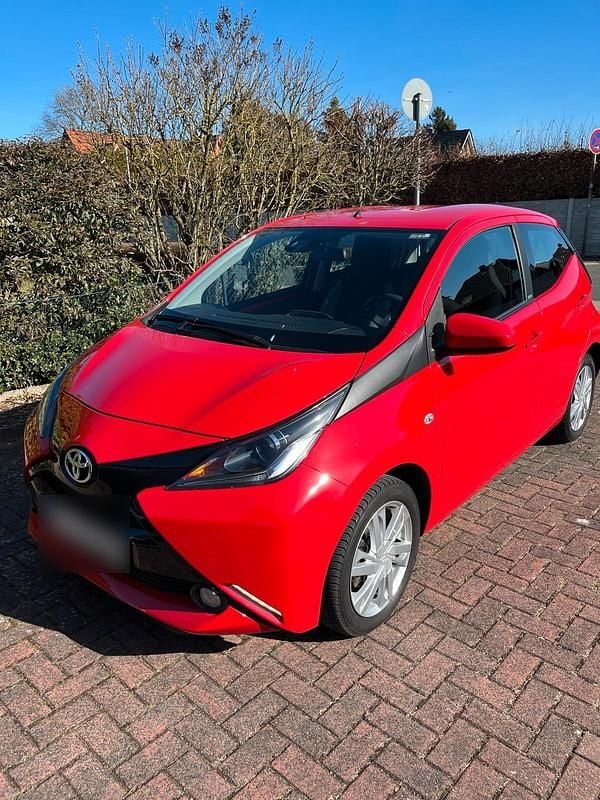 Gebraucht Toyota Aygo 69 PS (50 kW) 2016 Rot Kleinwagen
