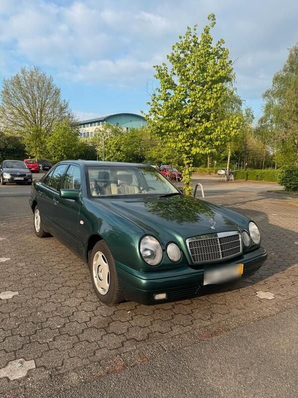 Grau Gebraucht 1998 Mercedes E200 Limousine | 6.000 € - Bild 1/4