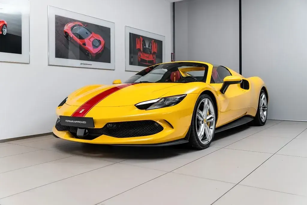 Second-hand Ferrari 296 830 CP (610 kW) 2024 Galben Cabrio