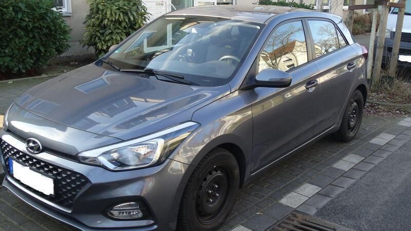 Grau Gebraucht 2018 Hyundai i20 Trend Kleinwagen | 8.700 € (Guter Preis) - Bild 1/4