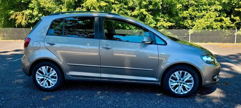 Gebraucht VW Golf Plus Life 105 PS (77 kW) 2013 Braun Van / Kleinbus