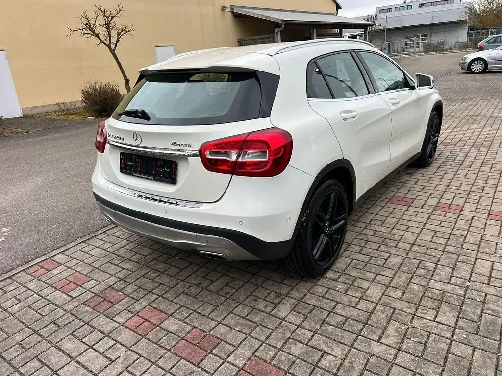 Gebraucht Mercedes GLA220 Style 177 PS (130 kW) 2015 Weiß SUV