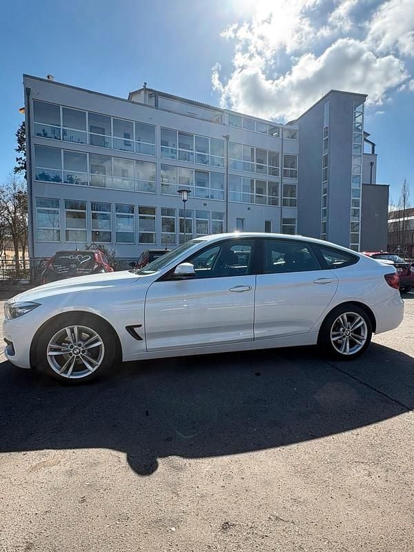 Gebraucht BMW 320 190 PS (139 kW) 2019 Weiß Limousine
