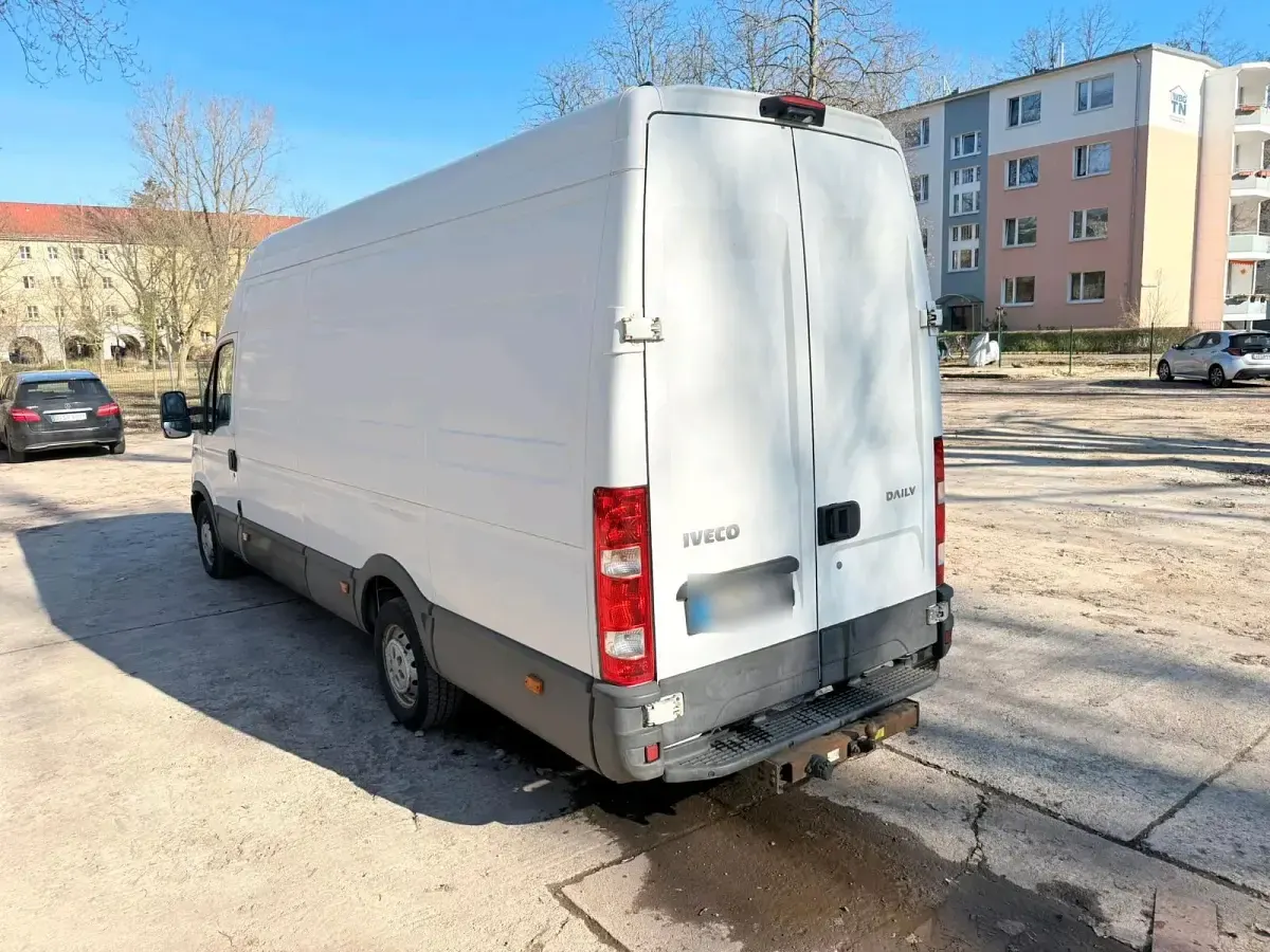 Second-hand Iveco Daily 145 CP (106 kW) 2013 Alb Monovolum