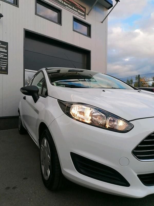 Gebraucht Ford Fiesta 60 PS (44 kW) 2015 Weiß Kleinwagen
