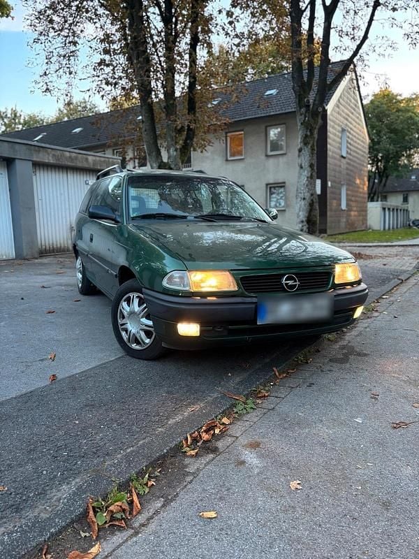 Grün Gebraucht 1996 Opel Astra Kombi | 1.500 € (Guter Preis) - Bild 1/4