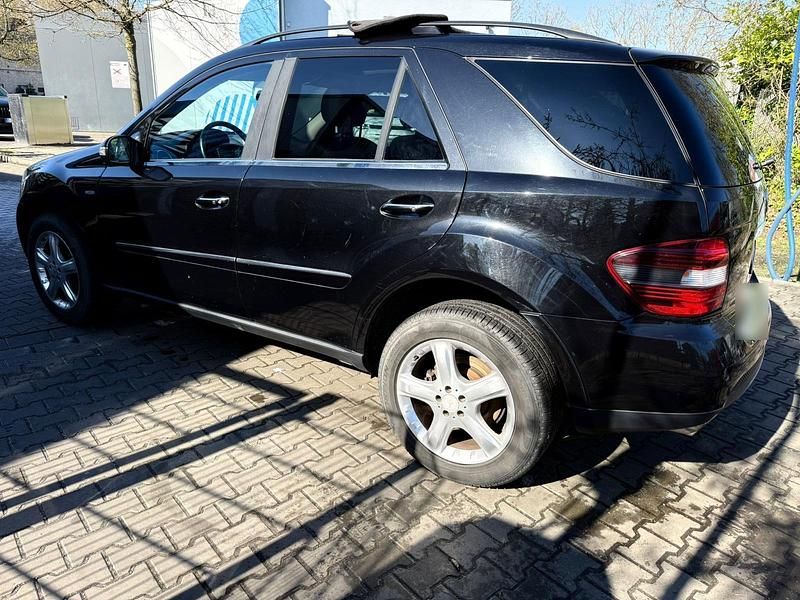 Second-hand Mercedes ML280 190 CP (139 kW) 2007 Negru SUV