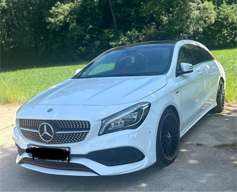 Weiß Gebraucht 2018 Mercedes CLA250 AMG line Limousine | 26.500 € (Teuer) - Bild 1/4