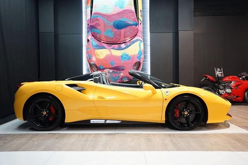 Gebraucht Ferrari 488 669 PS (492 kW) 2017 Gelb Cabrio