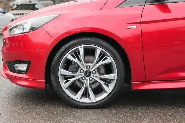 Gebraucht Ford Focus ST-Line 150 PS (110 kW) 2018 Candyrot metallic Limousine