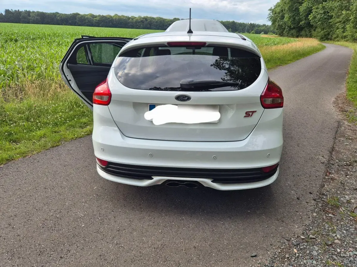 Gebraucht Ford Focus Sport 250 PS (183 kW) 2017 Schwarz Limousine