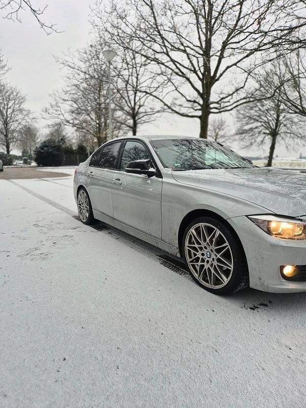 Gebraucht BMW 320 Sport Line 184 PS (135 kW) 2012 Silber Limousine
