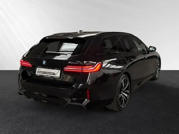 Gebraucht BMW 520 M Sport 197 PS (144 kW) 2025 Black sapphire metallic Kombi