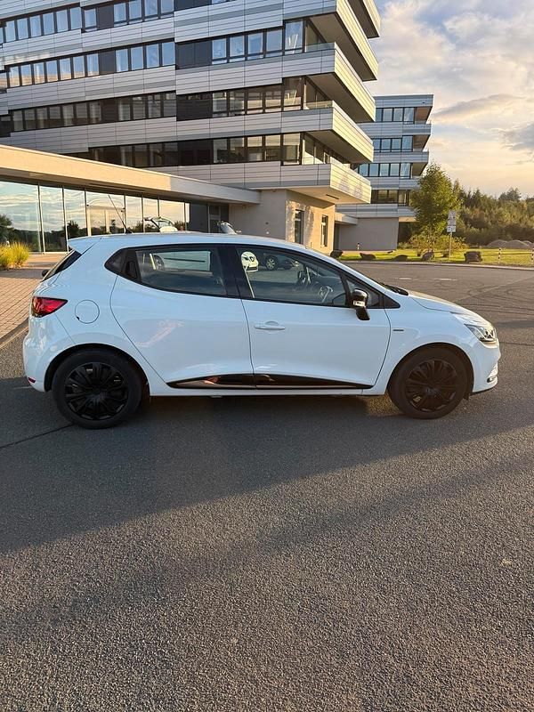 Weiß Gebraucht 2019 Renault Clio IV LIMITED Limousine | 6.899 € (Guter Preis) - Bild 1/4