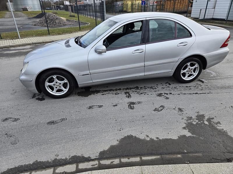 Gebraucht Mercedes C220 Elegance 143 PS (105 kW) 2002 Silber Limousine