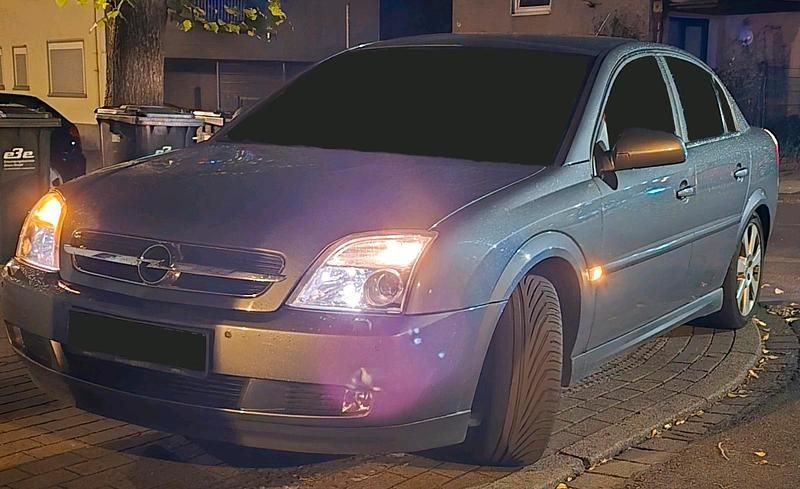 Grau Gebraucht 2004 Opel Vectra Limousine | 2.000 € (Etwas zu teuer) - Bild 1/4