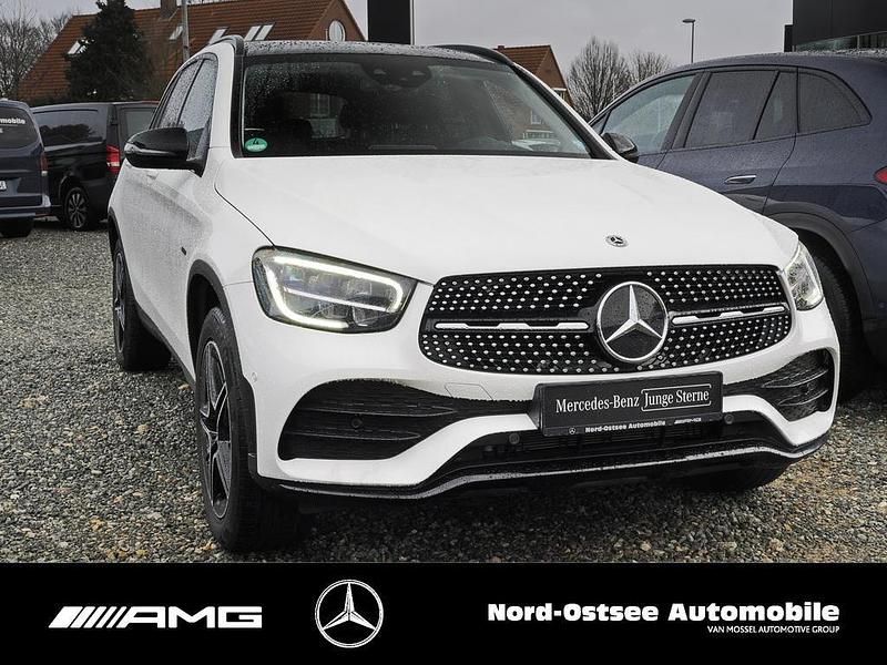 Gebraucht Mercedes GLC300e AMG 211 PS (155 kW) 2021 Unilack polarweiß SUV