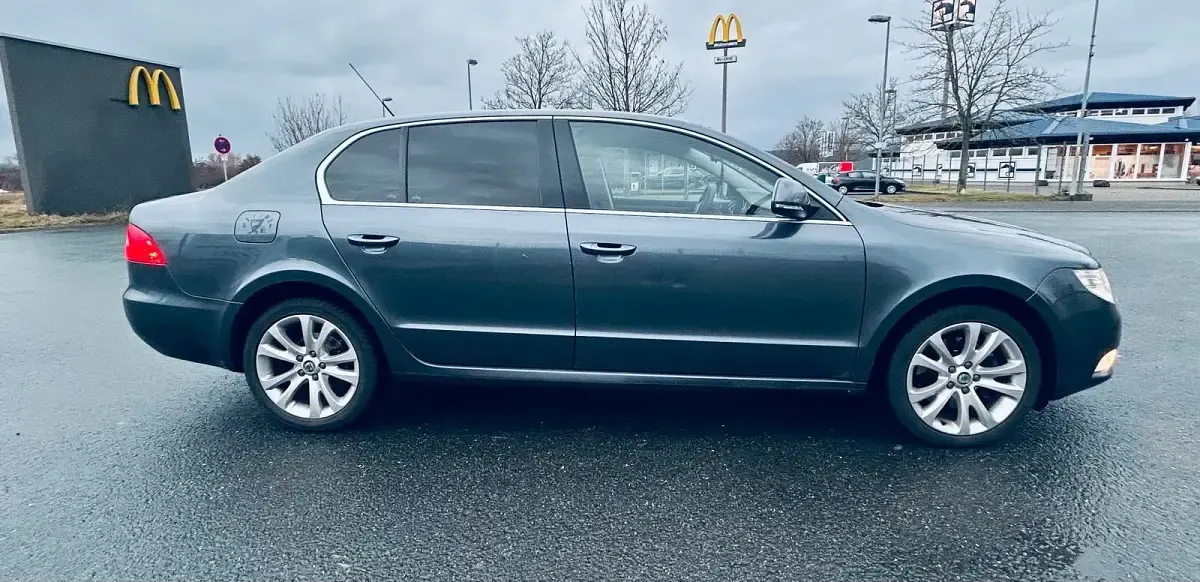 Gebraucht Skoda Superb Comfort 125 PS (91 kW) 2010 Grau Limousine