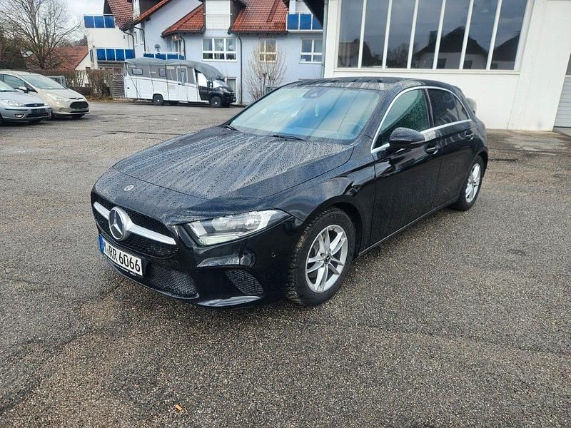 Gebraucht Mercedes A180 116 PS (85 kW) 2018 Schwarz Limousine