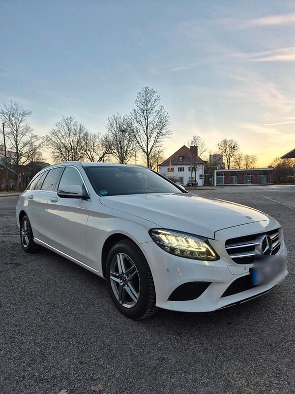 Weiß Gebraucht 2018 Mercedes C180 Kombi | 16.490 € (Etwas zu teuer) - Bild 1/4