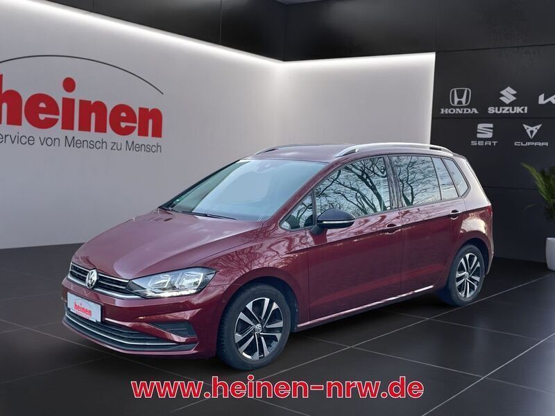 Rot Gebraucht 2019 VW Golf Sportsvan IQ Drive Van / Kleinbus | 18.439 € (Fairer Preis) - Bild 1/4