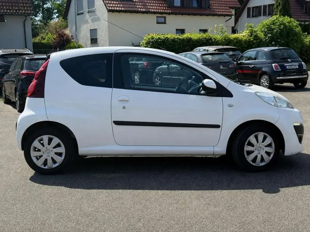 Gebraucht Peugeot 107 Active 68 PS (50 kW) 2014 Weiss 068/deckende lackierung Kleinwagen