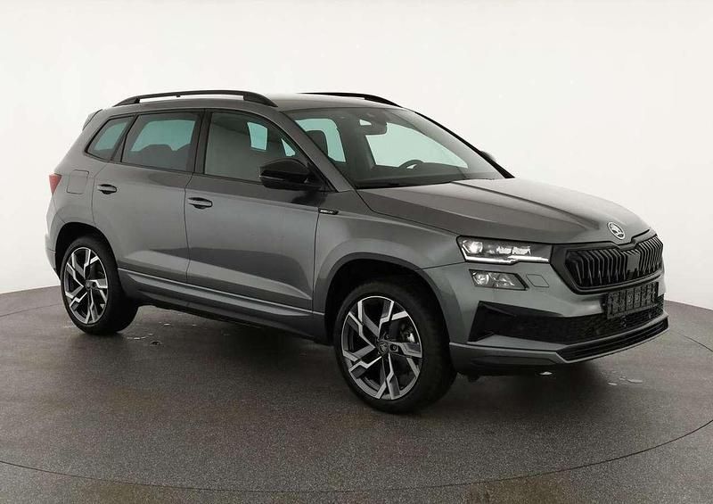Graphite grau metallic Neu 2025 Skoda Karoq SportLine SUV | 41.184 € (Etwas zu teuer) - Bild 1/4