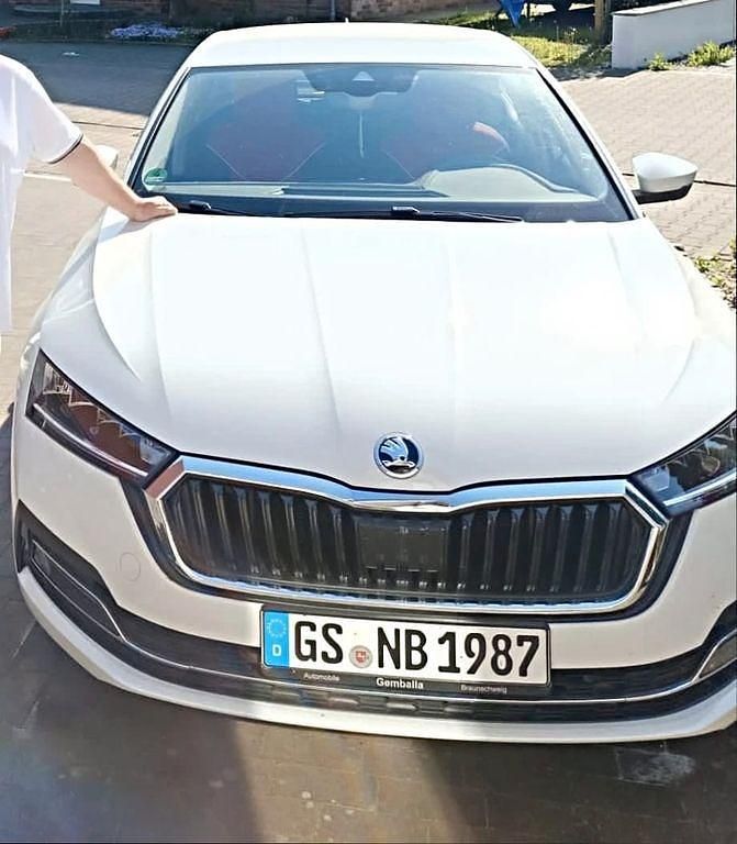 Weiß Gebraucht 2021 Skoda Octavia Ambition Limousine | 19.500 € (Etwas zu teuer) - Bild 1/4