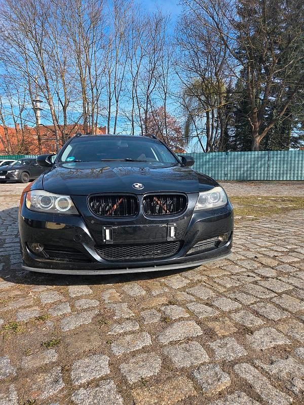 Gebraucht BMW 320 177 PS (130 kW) 2008 Schwarz Kombi