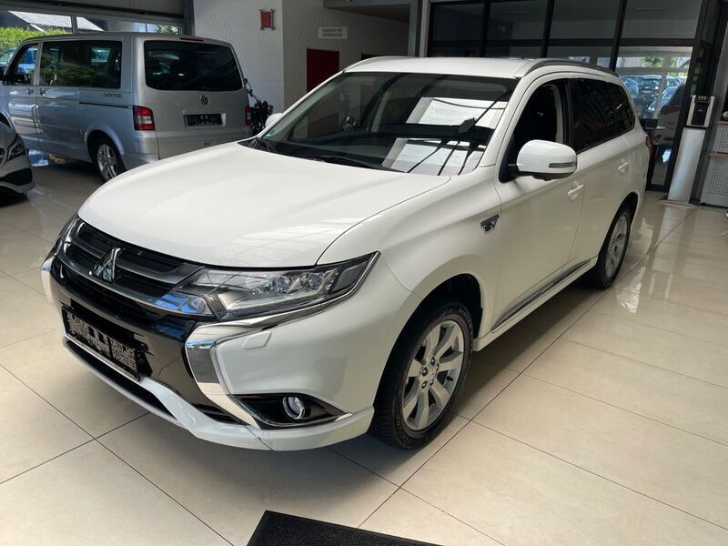Weiß Gebraucht 2016 Mitsubishi Outlander P-HEV Plus SUV | 16.999 € (Fairer Preis) - Bild 1/4