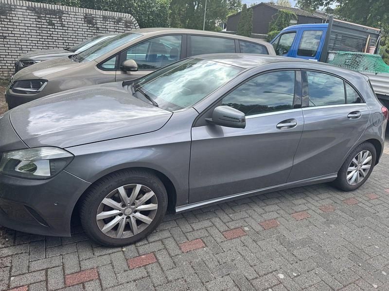 Grau Gebraucht 2016 Mercedes A180 Limousine | 12.600 € (Guter Preis) - Bild 1/4