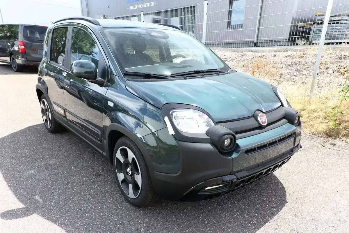 Neu Fiat Panda Cross Cross 65 PS (47 kW) 2026 Foresta grün metallic Kleinwagen