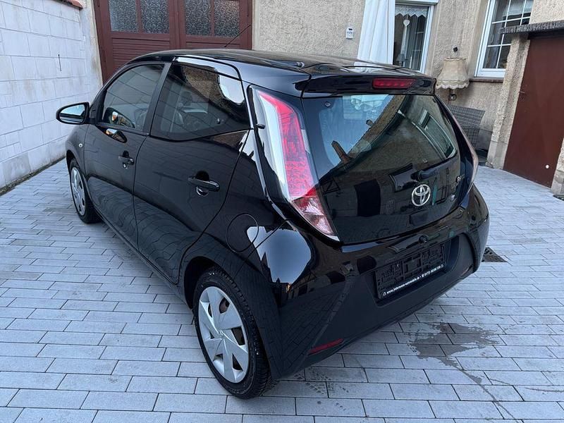 Gebraucht Toyota Aygo 69 PS (50 kW) 2016 Schwarz Kleinwagen
