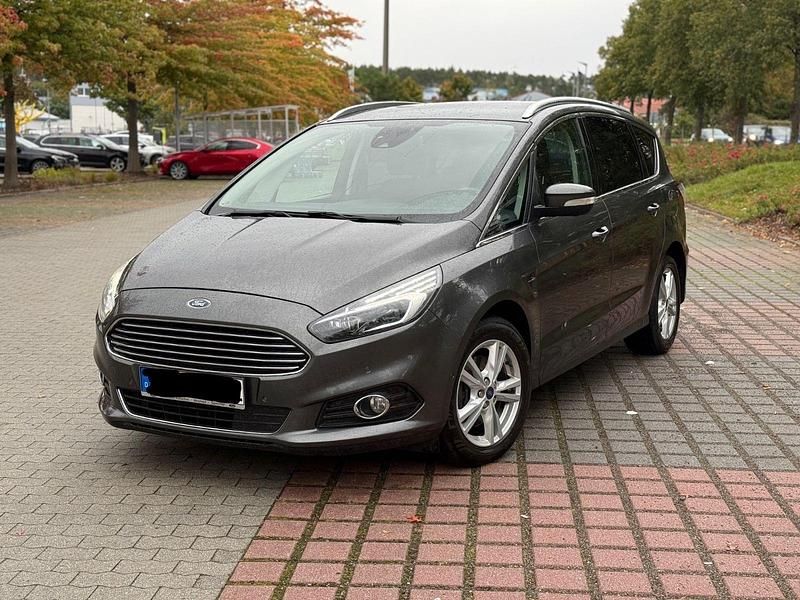 Grau Gebraucht 2018 Ford S-MAX Titanium Van / Kleinbus | 9.900 € (Superpreis) - Bild 1/4